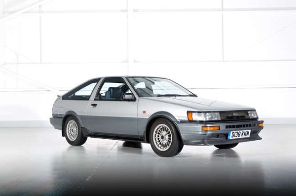 През 1980 г. Toyota продаваше Corolla GT 16v  хечбек, който беше с предно задвижване. Но и Toyota Corolla GT (AE86) съсс задно предаване. Втората получи доста по-горещ прием. Колата имаше 1,6-литров двигател със 128 к.с. и управление, което понякога беше описвано като &bdquo;вълнуващо&ldquo;, друг път &bdquo;трудно&ldquo;, но винаги &bdquo;забавно&ldquo;.

Наистина, Toyota AE86 беше една от колите, които помогнаха за популяризирането на дрифт спорта през годините на неговото формиране в Япония. Колата все още е успешна в клубните състезания по света.